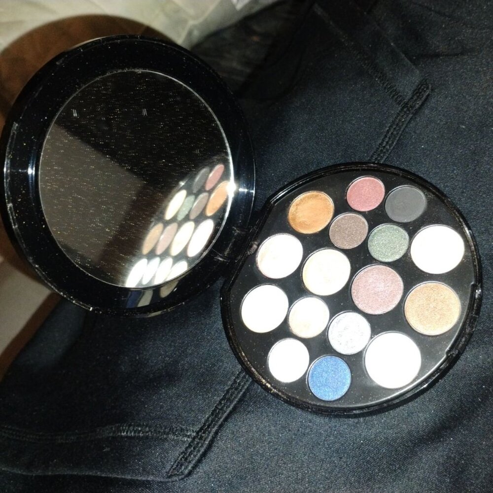 Elizabeth Arden 16-Shade Eyeshadow Palette Mirror Compact